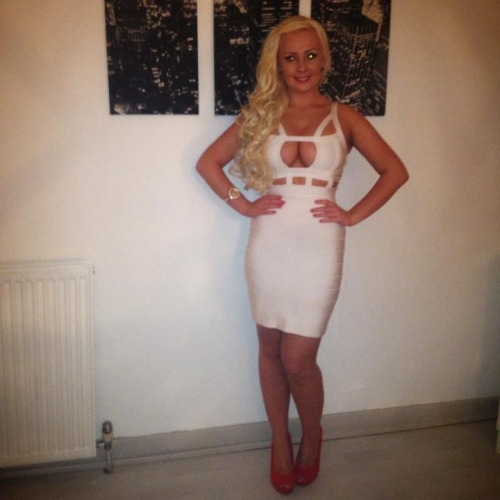 photo de salope cougare exhibe nue dans le 56